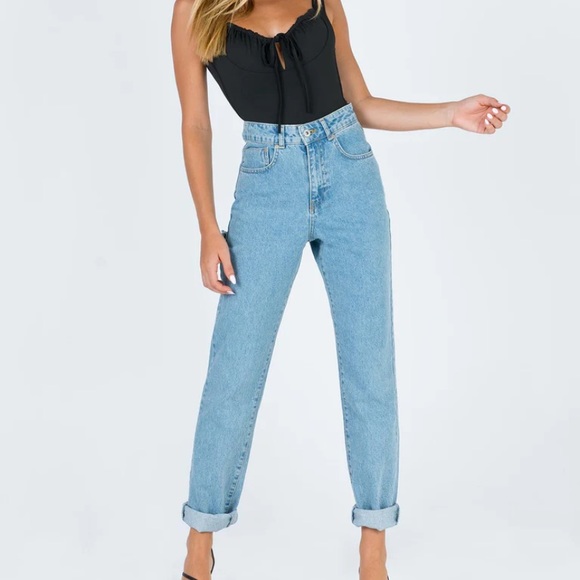 Free People RAGGED light wash blue jeans with hole on butt - Picture 2 of 4